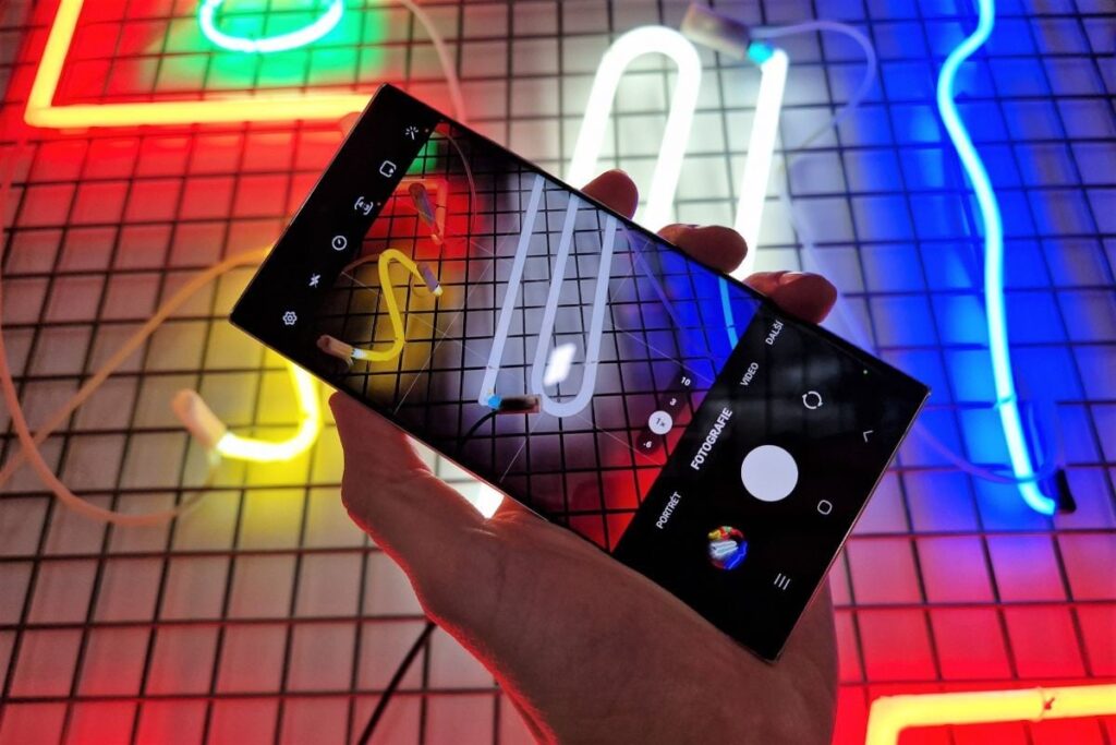 aktualizace-smartphonu-samsung-na-android-14-muze-zpusobit-problemy-s-android-auto